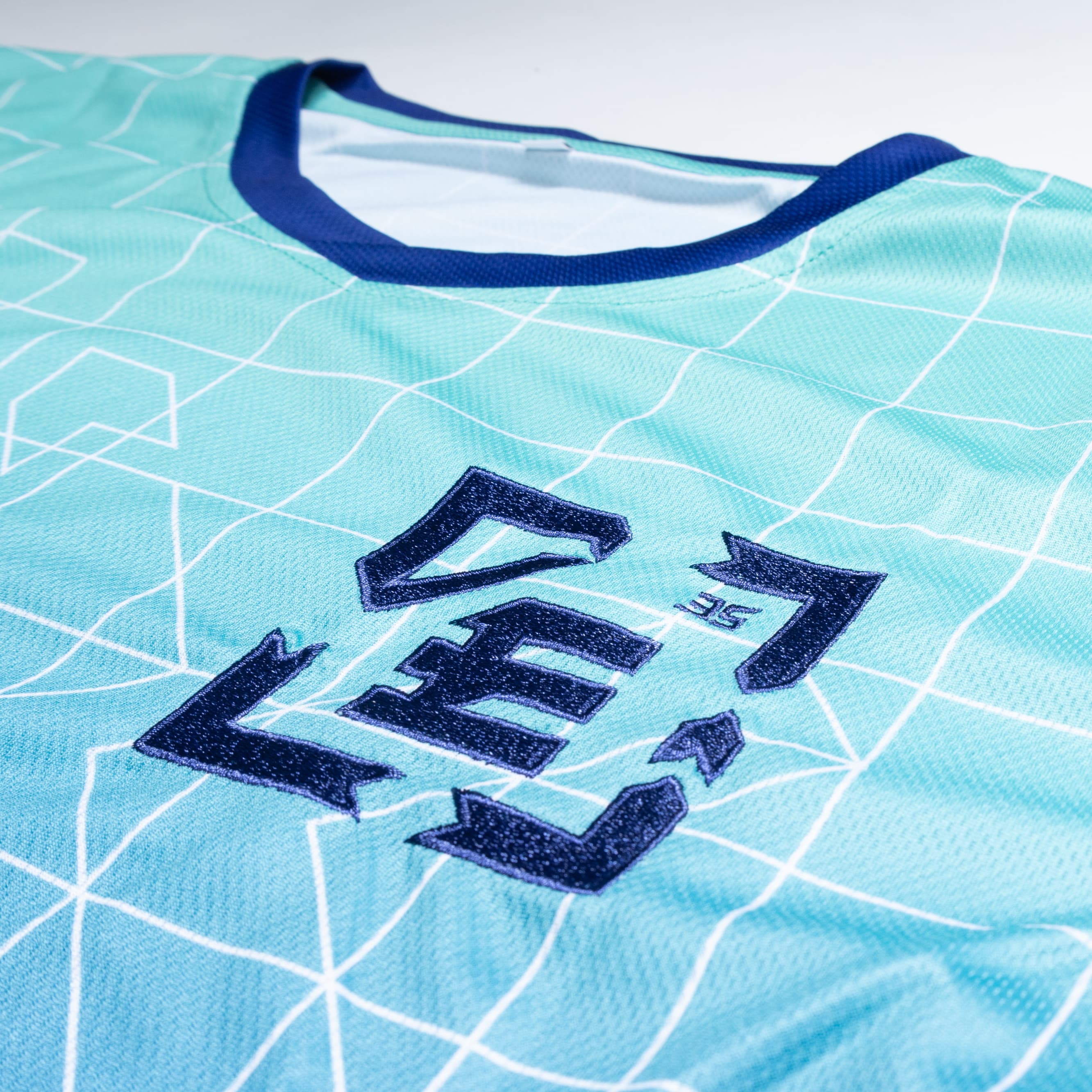 Custom sportshirt plat gelegd — concreet ontwerpvoorstel